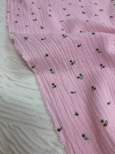 Pembe Desenli Müslin Kumaş - Küçük Çiçek Desen