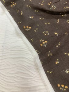 Kahverengi Desenli Müslin Kumaş - Küçük Çiçek Desen