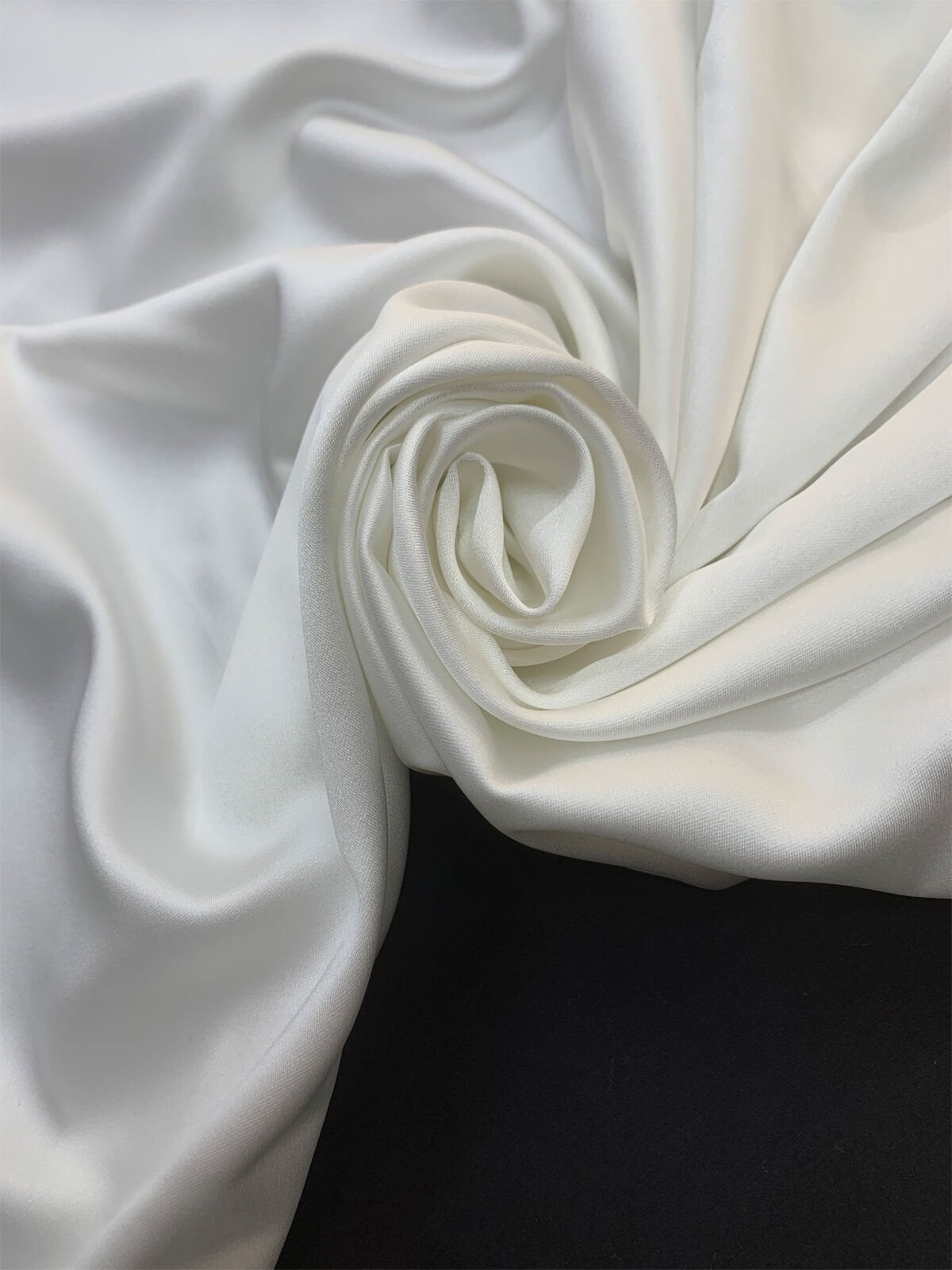 Beyaz Asetat Saten Kumaş - İpeksi Dokulu ve Dökümlü