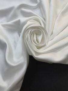 Beyaz Asetat Saten Kumaş - İpeksi Dokulu ve Dökümlü