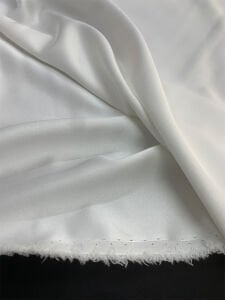 Beyaz Asetat Saten Kumaş - İpeksi Dokulu ve Dökümlü