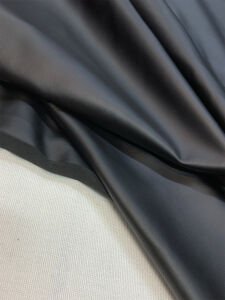İnce Esnek Gömleklik Siyah Deri Kumaş – Hafif ve Şık Doku