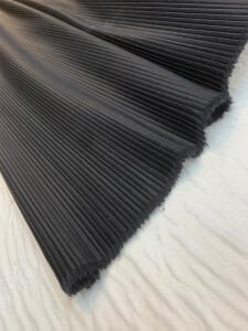 Piliseli Saten Kumaş Siyah - Parlak ve Akıcı Doku