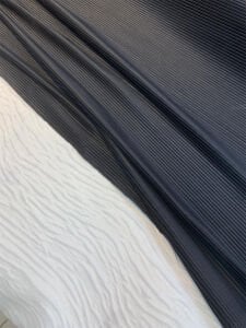 Piliseli Saten Kumaş Siyah - Parlak ve Akıcı Doku