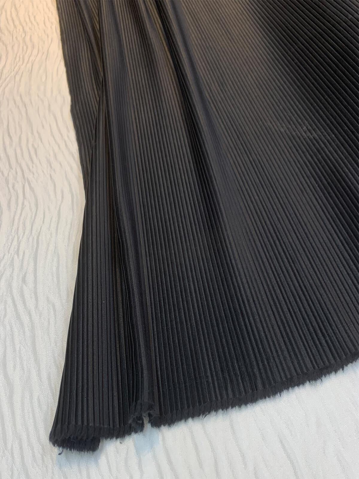 Piliseli Saten Kumaş Siyah - Parlak ve Akıcı Doku