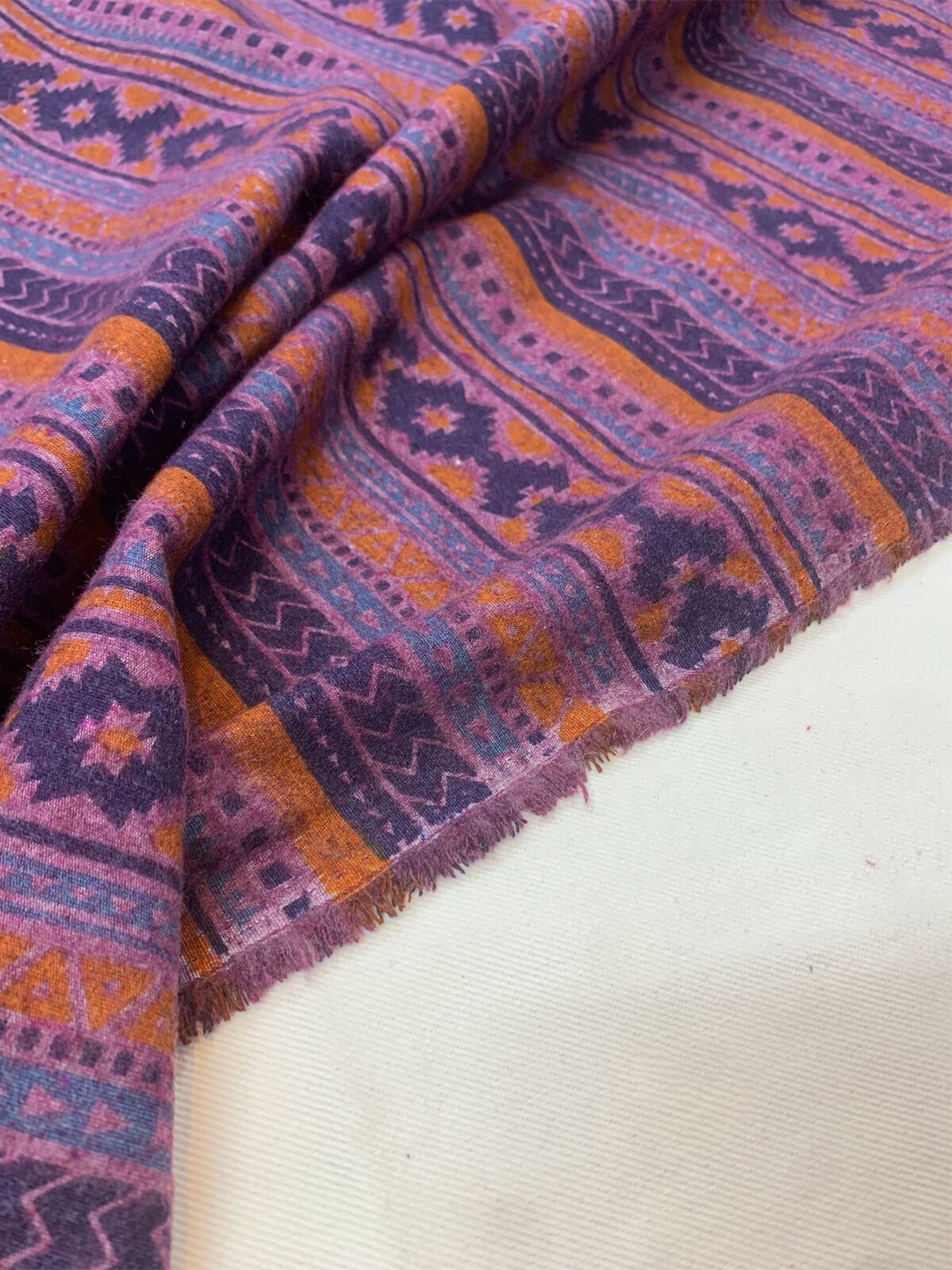 Pazen Benzeri, Otantik Desenli Mürdüm Kışlık Kumaş - Hafif Şardonlu