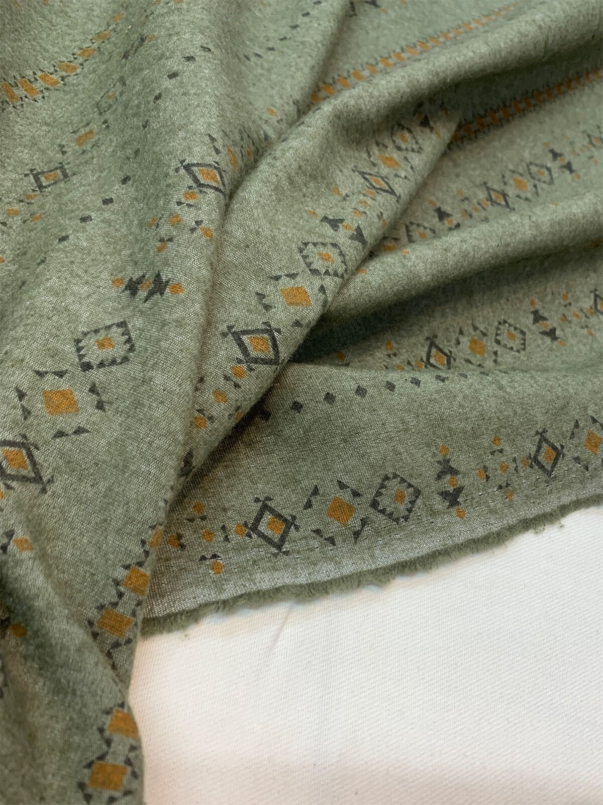 Pazen Benzeri, Otantik Desenli Haki Kışlık Kumaş - Hafif Şardonlu
