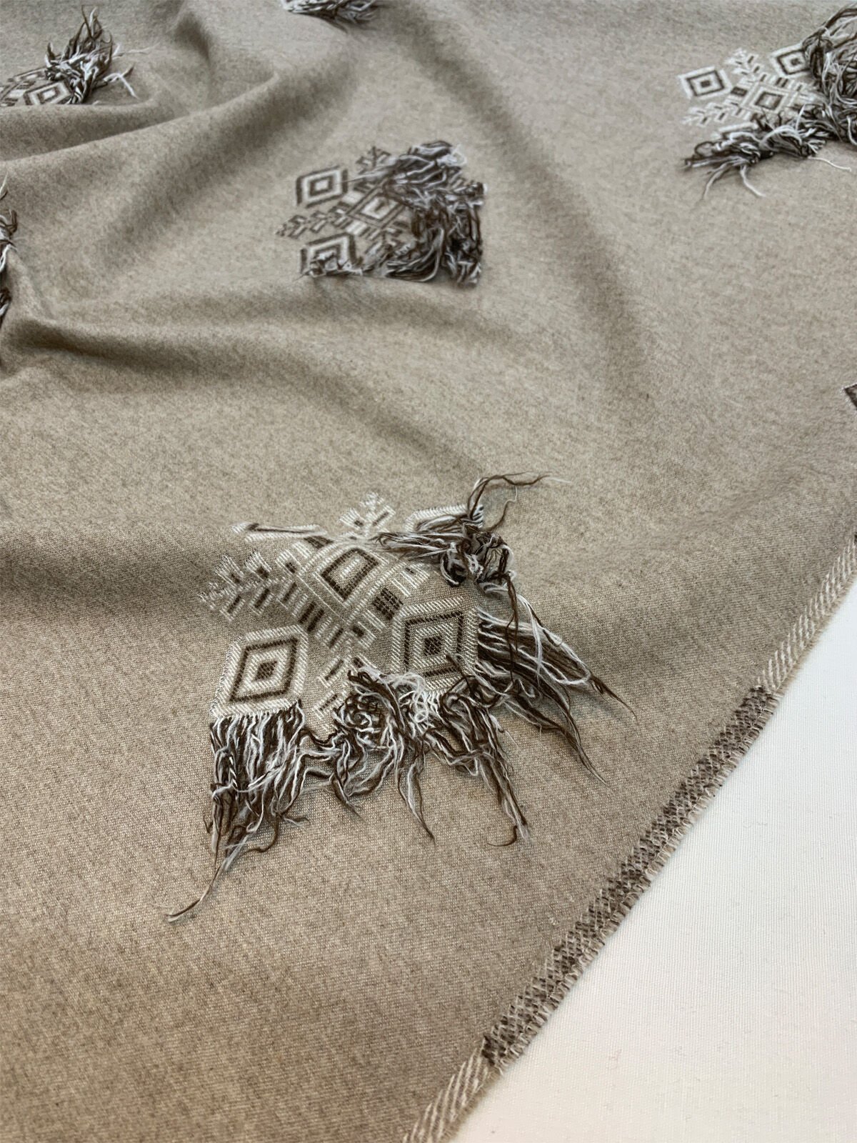 Kışlık Hafif Şardonlu Saçaklı Kumaş – Bej Kahve