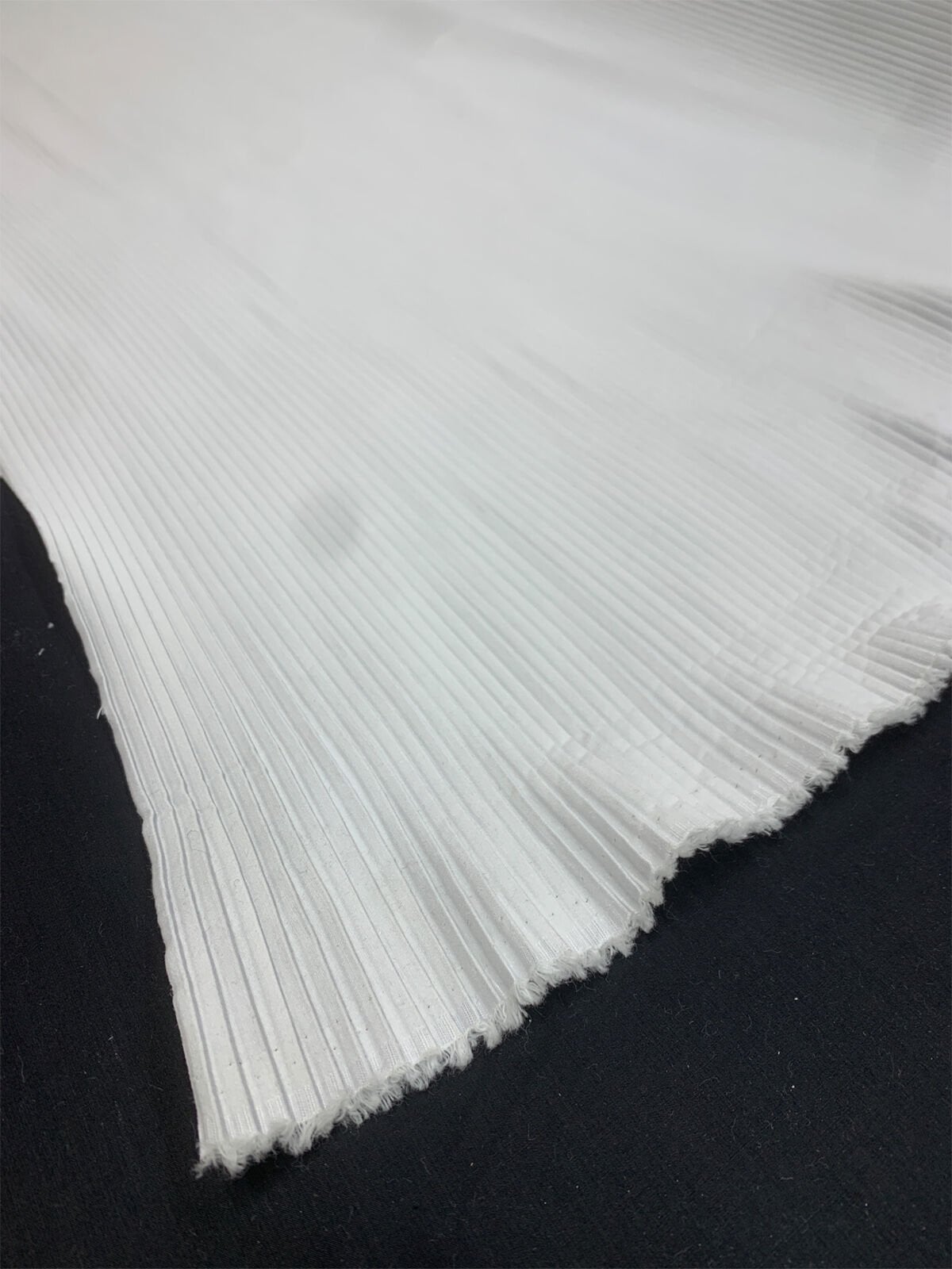 Beyaz Poplin Piliseli Kumaş