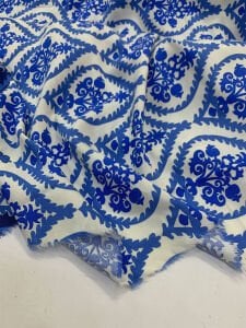 Mavi Ekru Çini Desenli Eteği Sulu Viskon Kumaş