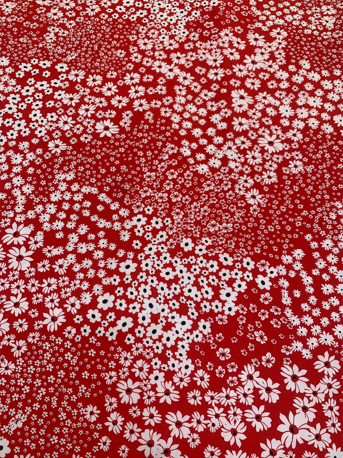 Kırmızı Papatya Desenli Viskon Kumaş
