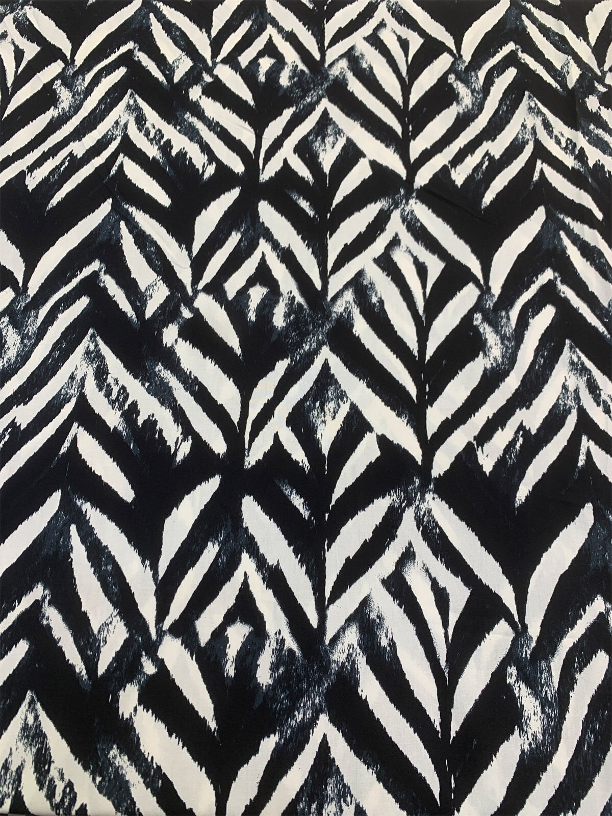 Siyah Krem Fırça Efektli Desenli Viskon Kumaş