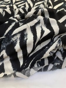 Siyah Krem Fırça Efektli Desenli Viskon Kumaş