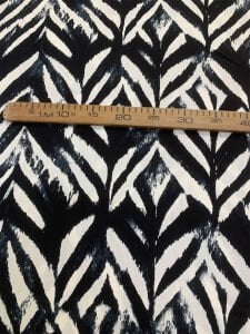 Siyah Krem Fırça Efektli Desenli Viskon Kumaş