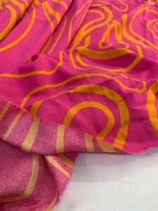 Fuşya Soyut Sarmal Desenli Viskon Kumaş