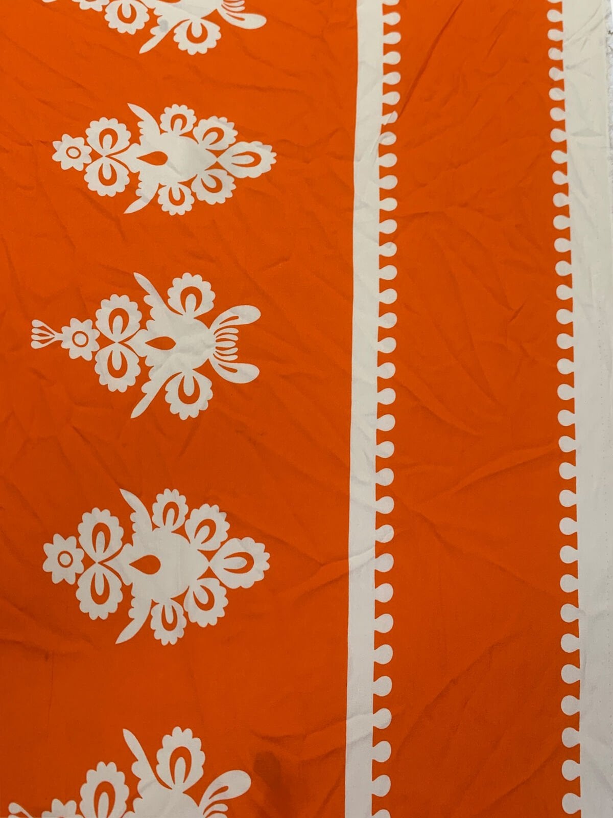 Eteği Sulu Etnik Desenli Viskon Kumaş