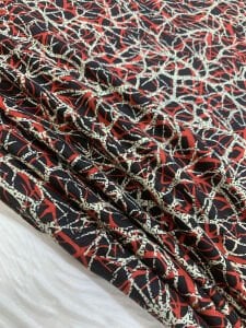 Desenli Viskon Penye Kumaş Dökümlü Esnek Elbiselik - Siyah Zemin Kırmızı Beyaz Soyut Desen