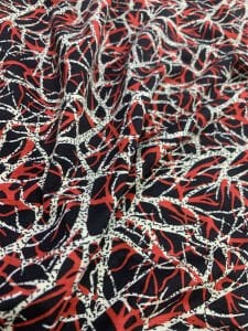 Desenli Viskon Penye Kumaş Dökümlü Esnek Elbiselik - Siyah Zemin Kırmızı Beyaz Soyut Desen