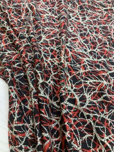 Desenli Viskon Penye Kumaş Dökümlü Esnek Elbiselik - Siyah Zemin Kırmızı Beyaz Soyut Desen