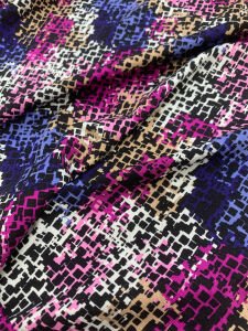 Desenli Viskon Penye Kumaş Dökümlü Esnek Elbiselik - Fuşya Mavi Mozaik Desenli