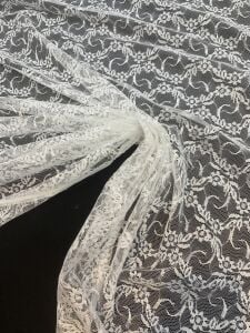 Ekru İnce Dantel Kumaş – Küçük Çiçek Desenli