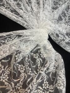 Ekru İnce Dantel Kumaş – Küçük Çiçek Desenli