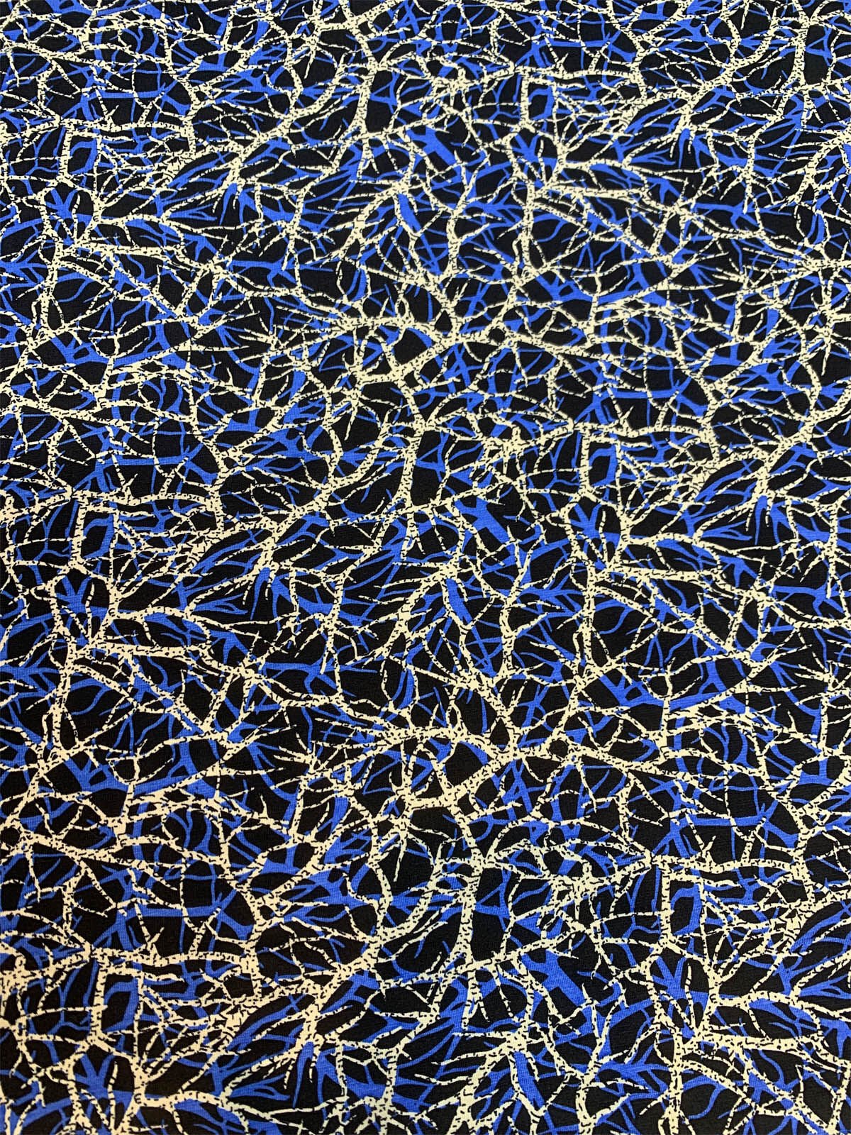 Desenli Viskon Penye Kumaş Dökümlü Esnek Elbiselik - Siyah Zemin Mavi Krem Soyut Desen