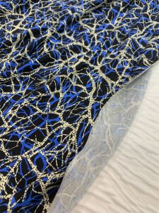 Desenli Viskon Penye Kumaş Dökümlü Esnek Elbiselik - Siyah Zemin Mavi Krem Soyut Desen