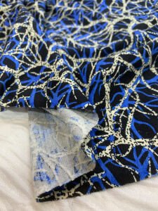 Desenli Viskon Penye Kumaş Dökümlü Esnek Elbiselik - Siyah Zemin Mavi Krem Soyut Desen