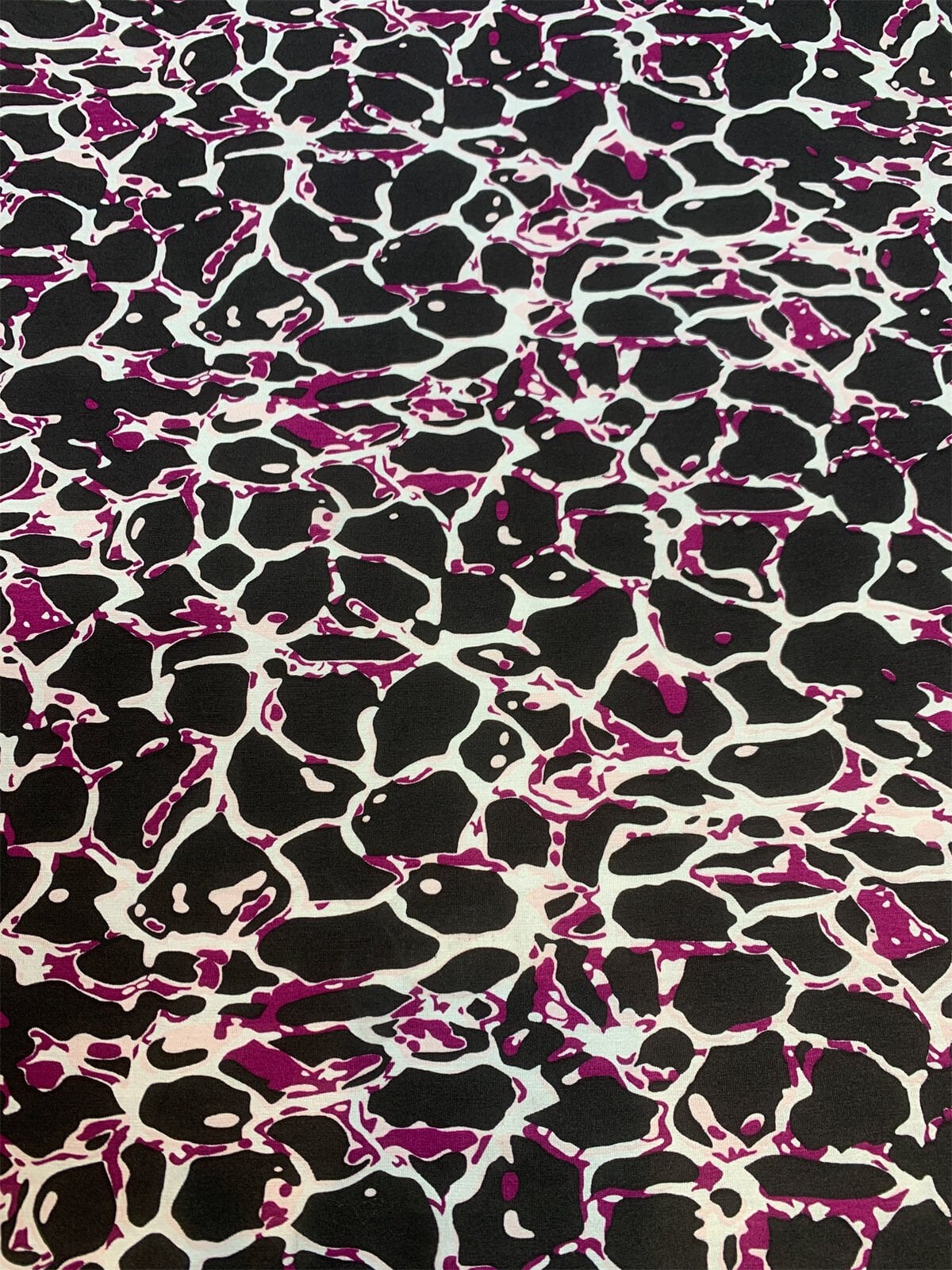 Desenli Viskon Penye Kumaş Dökümlü Esnek Elbiselik - Siyah Zemin Mürdüm Geometrik Desen