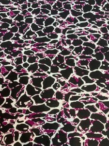 Desenli Viskon Penye Kumaş Dökümlü Esnek Elbiselik - Siyah Zemin Mürdüm Geometrik Desen