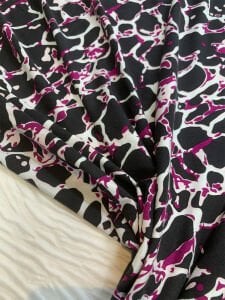 Desenli Viskon Penye Kumaş Dökümlü Esnek Elbiselik - Siyah Zemin Mürdüm Geometrik Desen