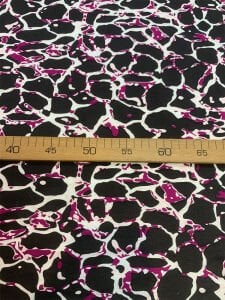 Desenli Viskon Penye Kumaş Dökümlü Esnek Elbiselik - Siyah Zemin Mürdüm Geometrik Desen