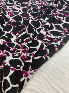 Desenli Viskon Penye Kumaş Dökümlü Esnek Elbiselik - Siyah Zemin Mürdüm Geometrik Desen