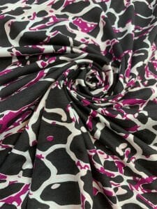 Desenli Viskon Penye Kumaş Dökümlü Esnek Elbiselik - Siyah Zemin Mürdüm Geometrik Desen