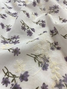 Nakış İşlemeli Lila Küçük Çiçek Desenli Pamuk Kumaş