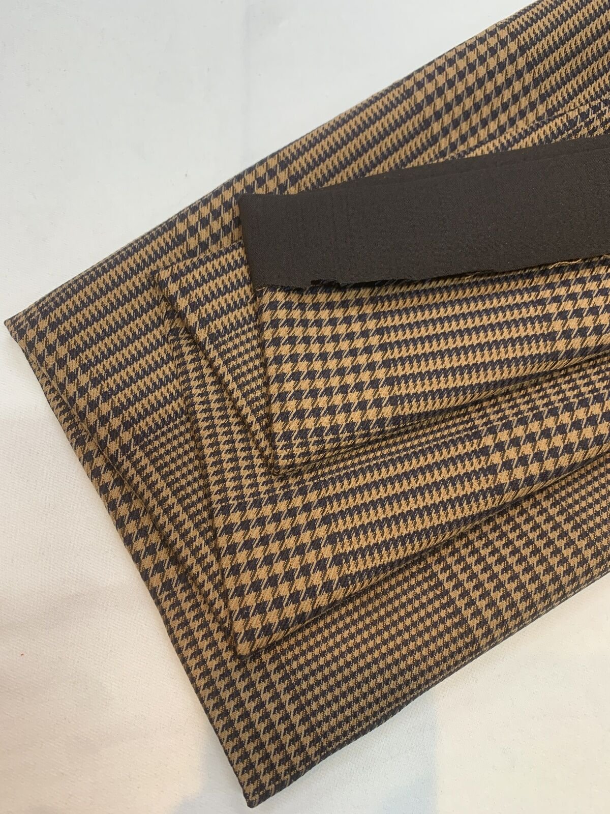 Ekose Kazayağı Desenli Klasik Takımlık Dış Giyim Kumaşı – Camel Siyah