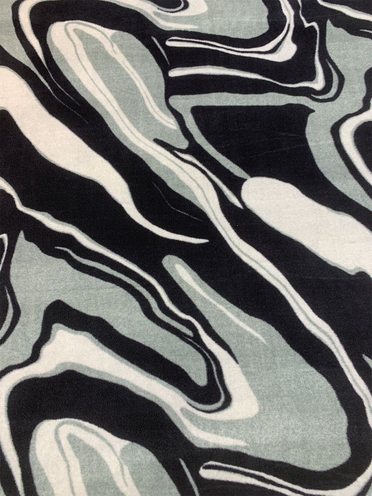 Siyah Gri Dalga Desenli Polar Kumaş – Yumuşak ve Sıcak Tutan Kışlık Kumaş