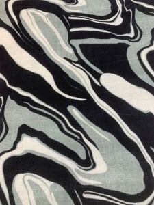 Siyah Gri Dalga Desenli Polar Kumaş – Yumuşak ve Sıcak Tutan Kışlık Kumaş