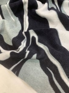 Siyah Gri Dalga Desenli Polar Kumaş – Yumuşak ve Sıcak Tutan Kışlık Kumaş