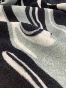 Siyah Gri Dalga Desenli Polar Kumaş – Yumuşak ve Sıcak Tutan Kışlık Kumaş