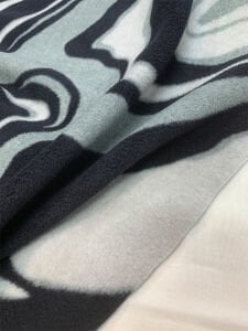 Siyah Gri Dalga Desenli Polar Kumaş – Yumuşak ve Sıcak Tutan Kışlık Kumaş