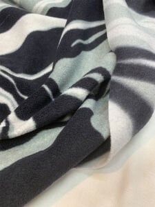 Siyah Gri Dalga Desenli Polar Kumaş – Yumuşak ve Sıcak Tutan Kışlık Kumaş