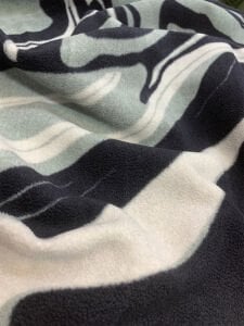 Siyah Gri Dalga Desenli Polar Kumaş – Yumuşak ve Sıcak Tutan Kışlık Kumaş